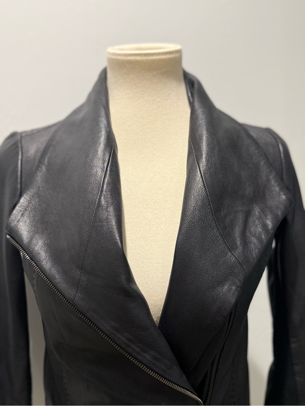 VINCE - Women's Black Leather Asymmetric Zip Jacket - Picture 4 of 7